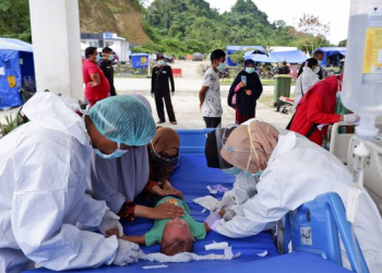 Indonesian medics struggle to treat earthquake casualties